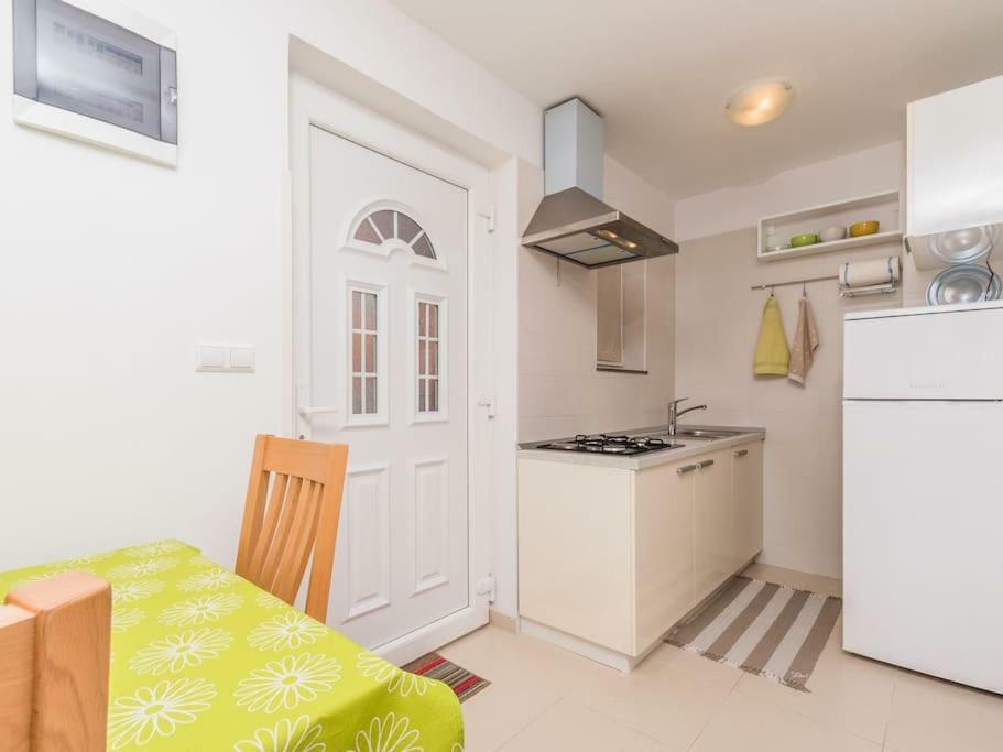 Apartment F-1 Klimno Buitenkant foto